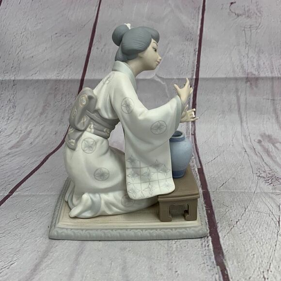 VTG Lladro Geisha Girl Arranging Flowers #4840 Matte Porcelain Figurine 7.75 - Picture 5 of 13